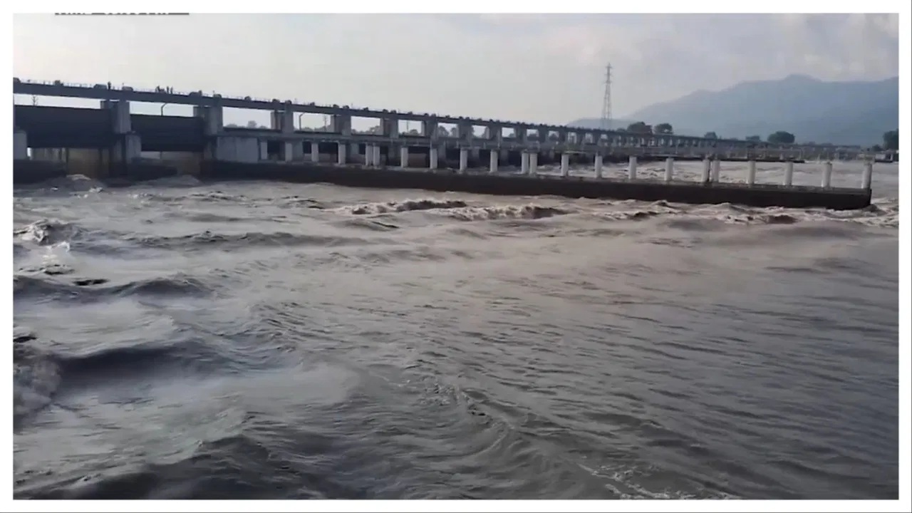 Bihar The water level in Ganga Gandak and Kosi rivers is continuously rising